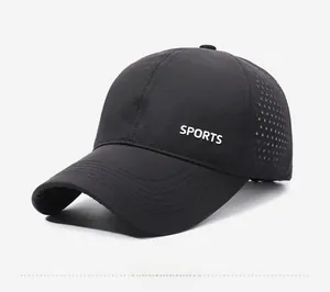 Vista laterale dettagliata del cappellino sportivo nero con fori di ventilazione tagliati al laser