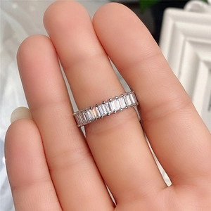 Makroaufnahme eines Silberrings mit Zirkonia im Baguetteschliff im Eternity-Band-Stil
