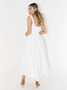 Élégante robe midi blanche sans manches avec col rond et dos nu portée par un mannequin