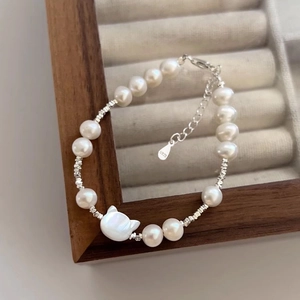 Elegant S925 silver bracelet featuring white freshwater pearls and a cat-shaped pendant