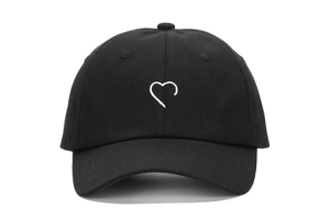 Détail de la broderie cœur blanc sur une casquette de baseball en coton noir à sergé