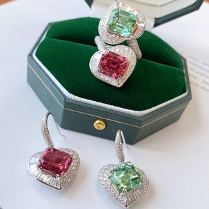 Luxus Herzform Strass Schmuckset Kupfer Kontrastfarbe Smaragdschliff Grün Rosa Stein Verstellbarer Offener Ring Ohrstecker Set Für Damen Bankett Party Zubehör