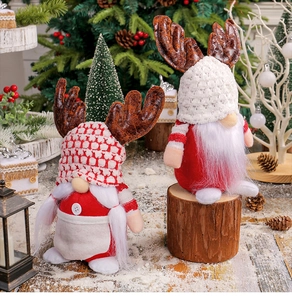 Gnomes de Noël avec bois de renne et barbes blanches sur des supports en bois naturel