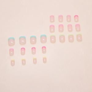 Unghie finte French macaron in colori pastello con forma quadrata-ovale corta