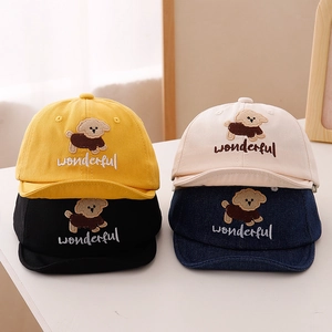 Détail de la broderie chiot et texte 'wonderful' sur des casquettes souples en coton enfant