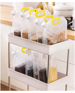 Sacchetti trasparenti per cereali con beccuccio e maniglie organizzati in cucina