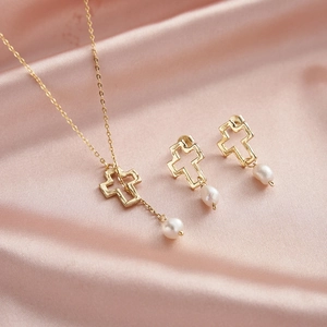 Élégant collier et boucles d'oreilles en argent S925 avec croix dorée et perles blanches