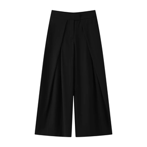 Détail d'un pantalon noir à jambes larges avec taille haute, plis avant et tissu fluide