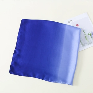 Detailaufnahme des blauen Seidenschals mit Farbverlauf und seidigem Glanzeffekt