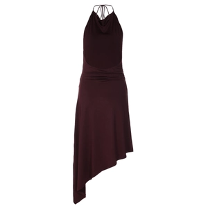Détail de la robe licou bordeaux avec taille plissée et ourlet asymétrique élégant