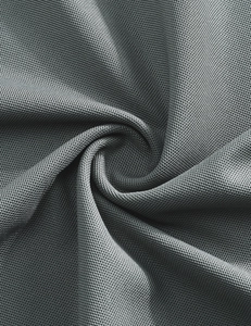 Vue macro du tissu en maille gris foncé respirant avec texture fine et souple