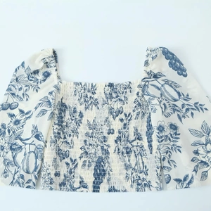Slim square neck floral puff sleeve dress with elegant toile de jouy print patterns