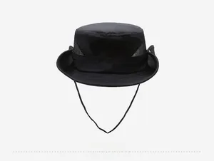 Vista posteriore dettagliata di un cappello da sole con rete traspirante e cordino antivento