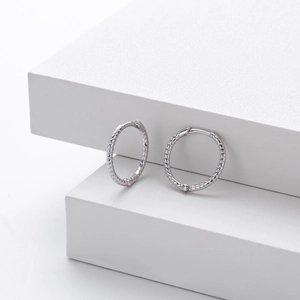 Detailed close-up of S925 sterling silver hoop earrings with a twisted rope texture