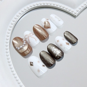 Press-on nail set featuring champagne cat eye finish, 3D pearls and bow decorations