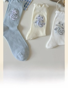 Détail de la broderie chat et du bord volanté sur les chaussettes en coton côtelé