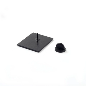 Detailansicht der mattschwarzen Schmetterlingsschließe aus Gummi und Metallstift für Pins