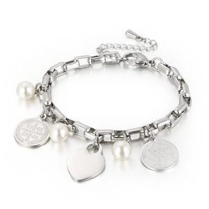 Bracelet en acier argenté avec breloque cœur, médailles de saint et perles sur fond blanc