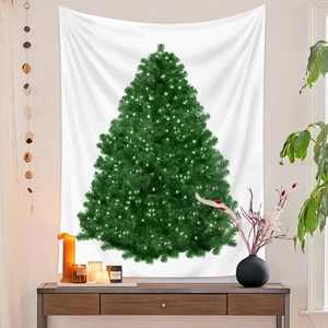 Dettaglio dell'arazzo con albero di Natale, candele calde e decorazioni murali boho