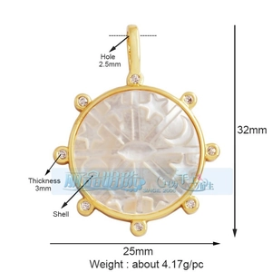 Détail du pendentif céleste doré avec nacre, motifs soleil lune étoile et zircons