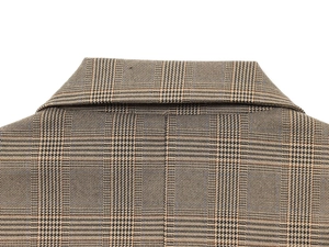 Détail du motif à carreaux Prince de Galles marron et du revers d'un blazer