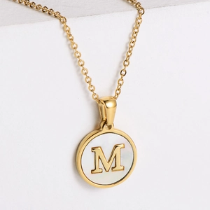 Collar de acero de titanio chapado en oro de 18k con letra M y colgante de nácar