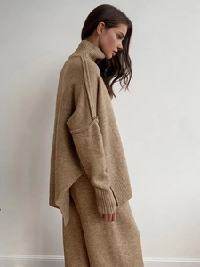 Minimalistisches Strick-Set mit übergroßem Rollkragenpullover und passender Hose in Beige