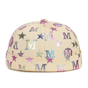Bonnet docker beige avec imprimés holographiques M et étoiles pour un style urbain
