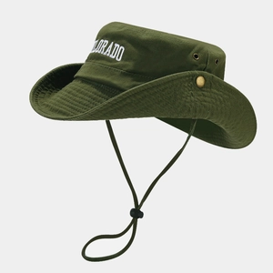 Détail de la broderie Colorado et des boutons en métal sur le chapeau de randonnée