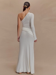 Robe courte en maille blanche à une épaule avec détails ajourés et manches longues chic