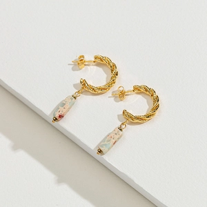 Orecchini a C in oro 14k a treccia con pendenti in pietra effetto marmo