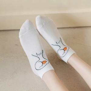 Cute white cotton socks with cartoon duck pattern for women in trendy Korean style