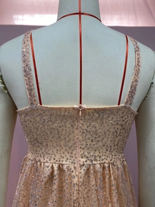 Détails du dos en maille pailletée et fermeture éclair d'une robe sans manches abricot