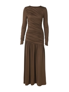 Elegantes, eng anliegendes braunes Maxikleid mit Raffung in der Taille und Ärmeln