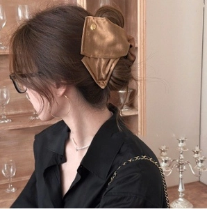 Pince à cheveux élégante en tissu doré en forme de coquille avec design plissé pour femme