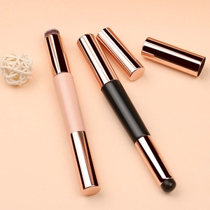 Pennello labbra in silicone due-in-uno e spugna correttore con tappi in oro rosa
