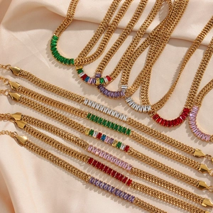 Collier chaîne cubaine dorée avec pendentifs en zircon colorés sur tissu de soie
