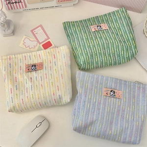 Trois trousses de maquillage tissées colorées avec texture tricotée et étiquettes