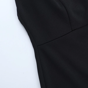 Gros plan détaillé montrant les coutures raffinées et la texture du tissu noir tissé