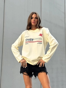 Κρεμ βαμβακερό μακρυμάνικο T-shirt με κόκκινο λογότυπο Πήγασου και street σχέδιο