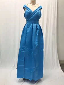 Detail eines hellblauen Satin-Abendkleids mit plissierter Taille und V-Ausschnitt