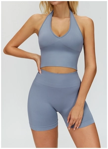 Détail du tissu en maille côtelée sans couture sur l'ensemble de yoga gris bleu