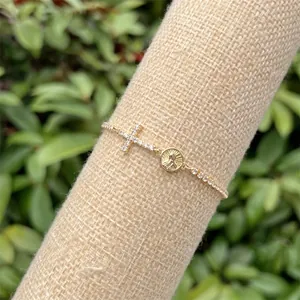 Dettaglio del bracciale placcato oro 18k con croce di zirconi e ciondolo Santa Maria