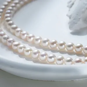 Elegante collana di perle d'acqua dolce a due fili con chiusura a fiore in argento su vassoio