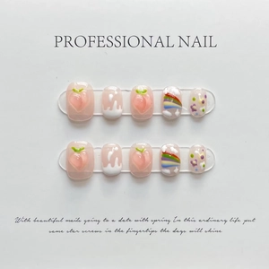 Faux ongles faits main pêche arc-en-ciel avec éléments 3D sur support clair