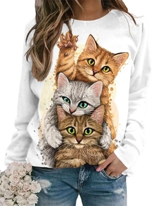 Détail d'un sweat blanc à col rond avec un motif de trois chats de dessin animé superposés