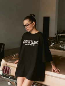 Λεπτομέρεια μαύρου βαμβακερού t-shirt με τύπωμα σε ένα κομψό περιβάλλον γκαράζ