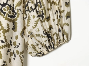 Détail de manches longues à imprimé bohème avec poignets élastiques et motifs olive