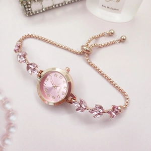Détail de la montre bracelet feuille de blé or rose avec cristaux roses et cadran quartz