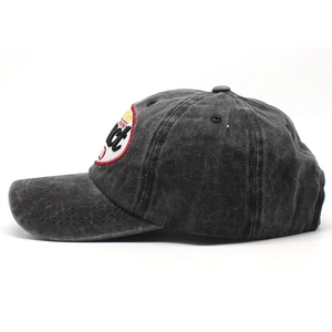 Détail d'une casquette vintage en coton lavé avec broderie rétro et surpiqûres